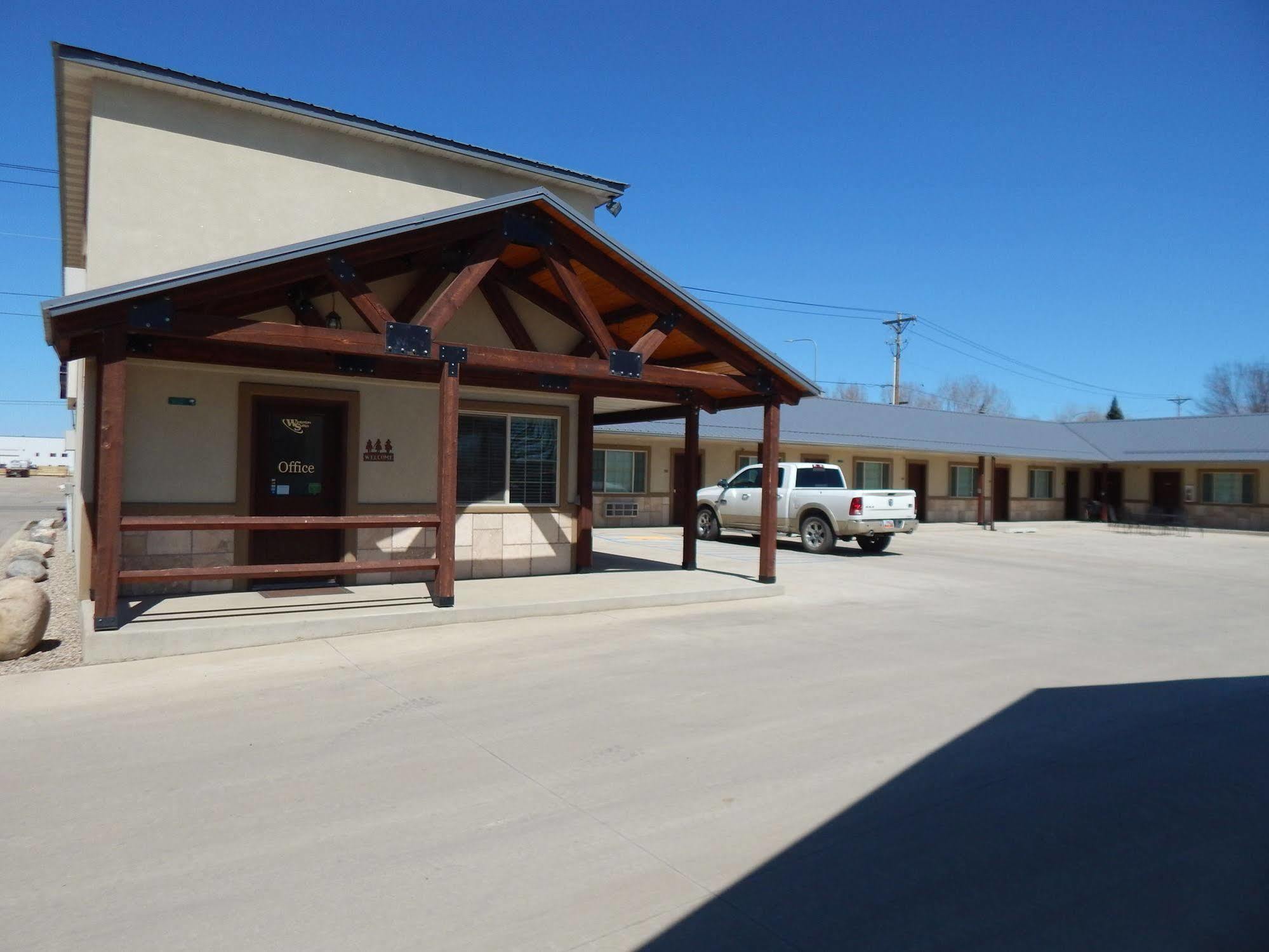 Winterton Suites Williston Exterior foto