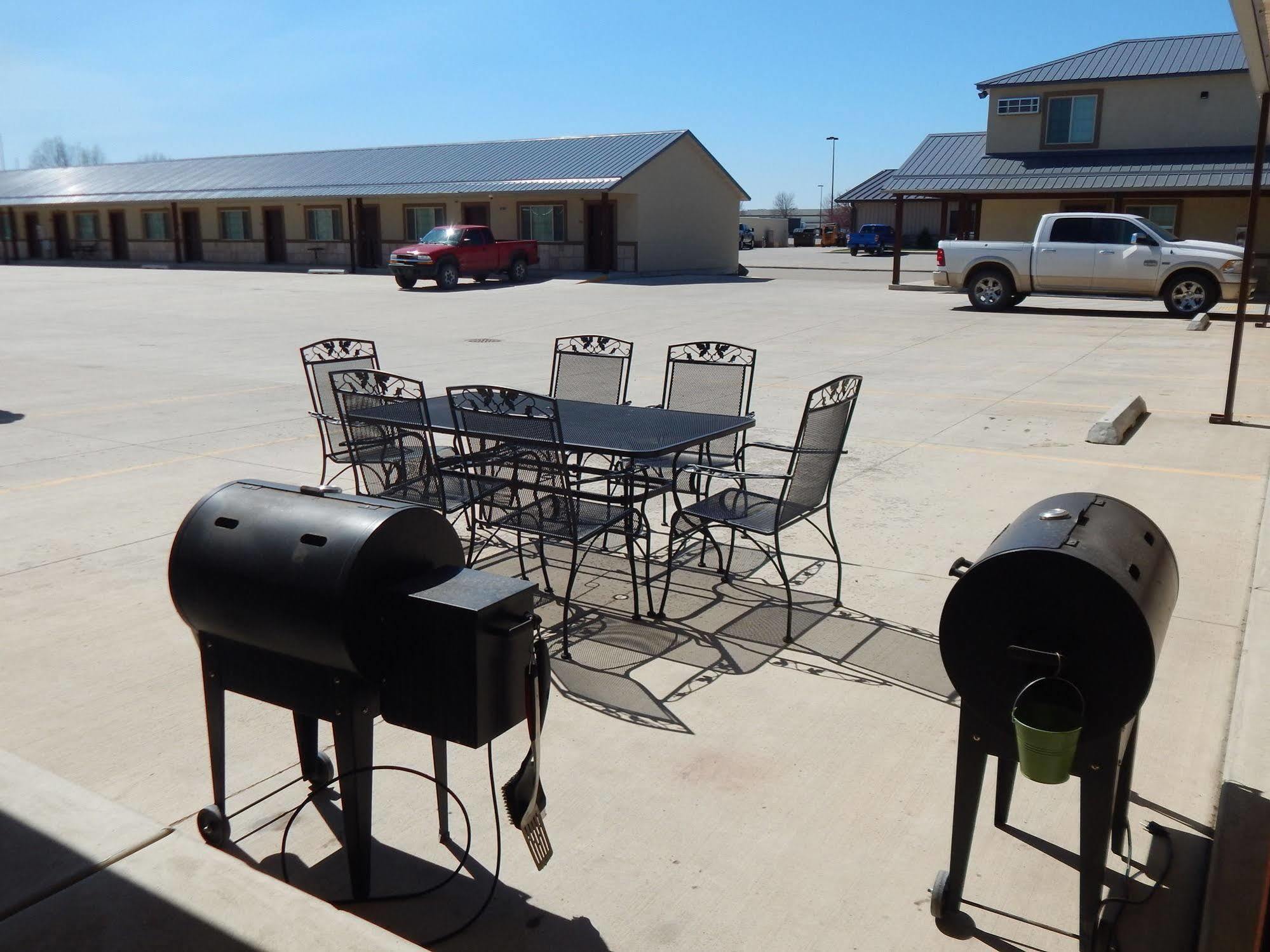 Winterton Suites Williston Exterior foto
